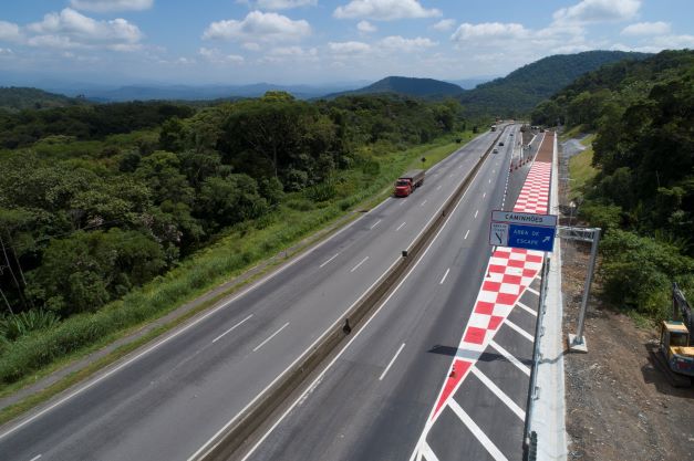 Segurança viária Licitação dos pedágios do Paraná vai incluir “rodovias que perdoam”; entenda o conceito