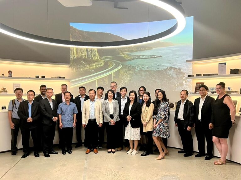 Vietnamese delegation visits Melbourne, Australia to enhance knowledge on safe school zones and road safety measures.